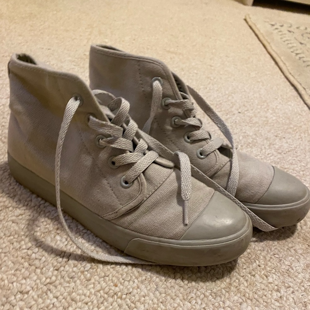 Size 6.5 Grey Bangs